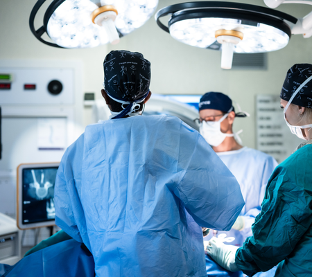 Dr Jaytesh Pillay performing spine surgery supported by artificial intelligence assisted planning and advanced digital imaging