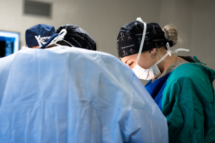 Dr Jaytesh Pillay and surgical team performing advanced spine surgery supported by ultrasonic bone scalpel technology